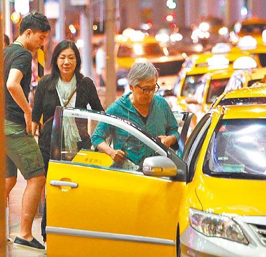 张宇一家人离开