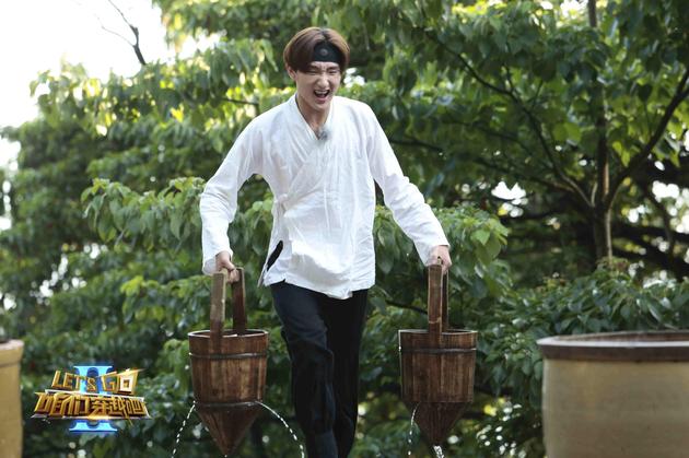 于小彤爬山提水练气力