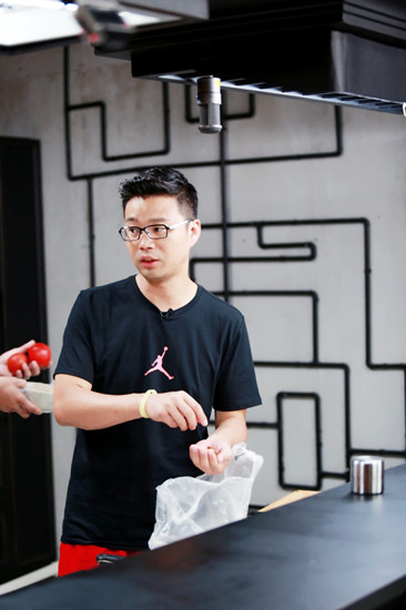 王迅厨房与队友交谈