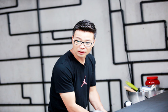 王迅厨房聆听队友发言
