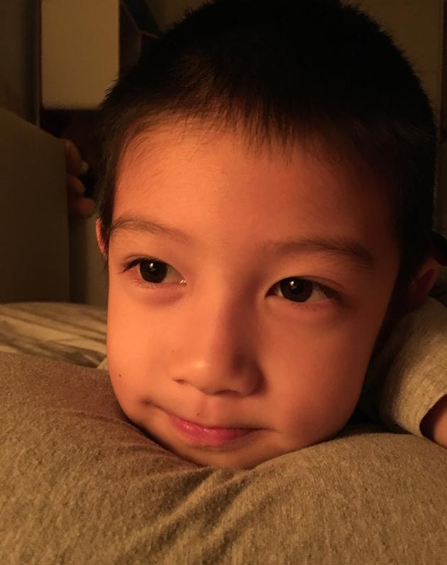 胡静儿子送晚安吻 从小就会处理婆媳关系|胡静