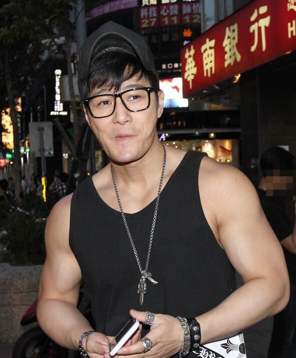 许绍洋变肌肉猛男 与辣妹约会坚称是朋友|许绍