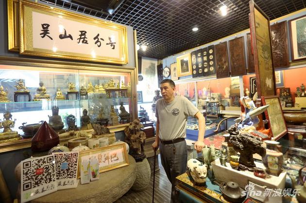 店主姓张，老北京南城人，健谈，在古玩圈子里沁染了大半辈子。