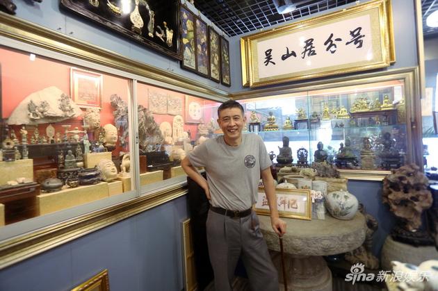 我们要在最后给他拍一张正式的照，老爷子腼腆的笑了……