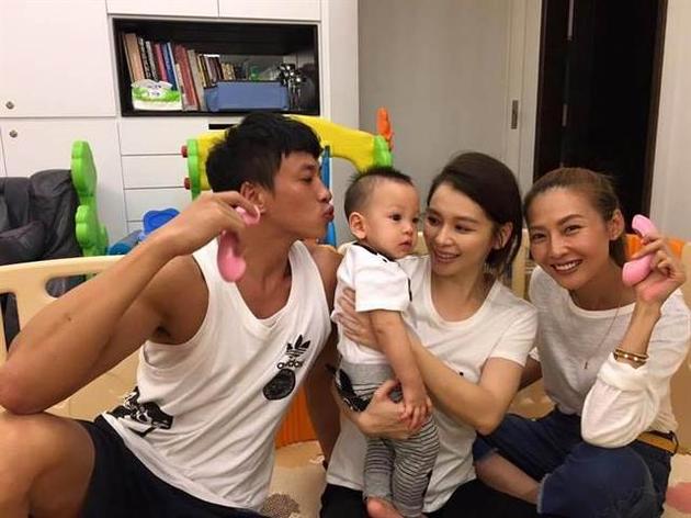 何润东夫妇探望徐若瑄儿子 粉丝:快生