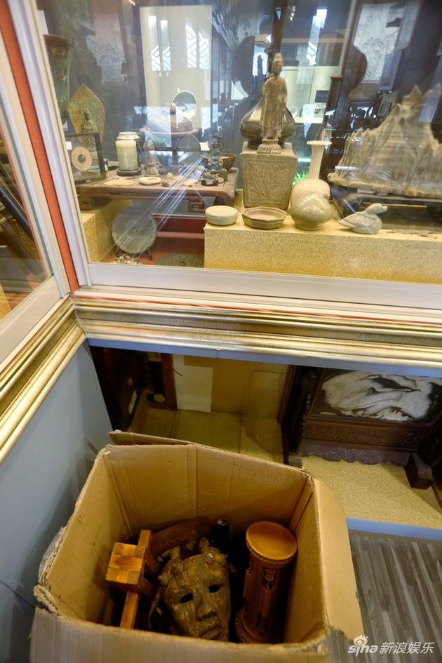 其实这家古玩店，并不出售《盗墓笔记》的衍生产品，而是做真古玩买卖。