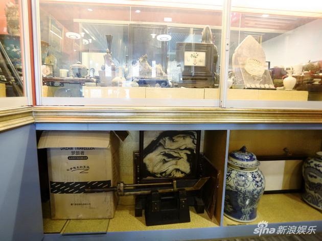 原来平常电影中的道具都被店家放置在展示柜下边的箱子里面了。