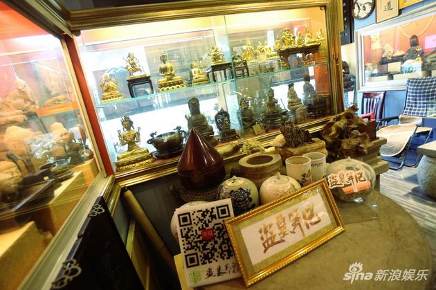 这是实体店的内景，桌上摆着《盗墓笔记》的logo和商城二维码。但道具在哪儿呢？