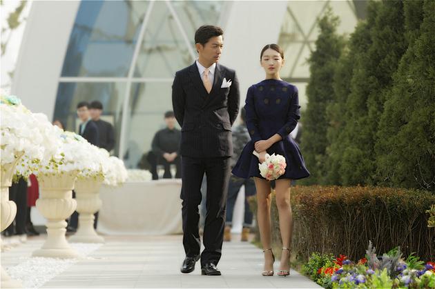 邢佳栋与周冬雨在《谎言西西里》散步