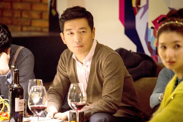 邢佳栋在《谎言西西里》中的剧照