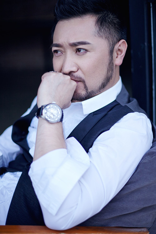 仁龙举手投足尽显大叔本色