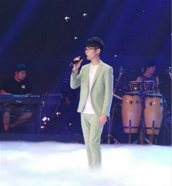 李行亮亮相央视献唱夏日歌曲