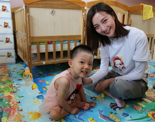 郑雅文看望患病儿童