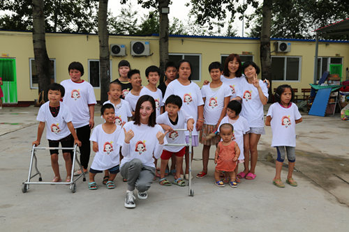 郑雅文与公益同行 为患儿送祝福呼唤爱|郑雅文