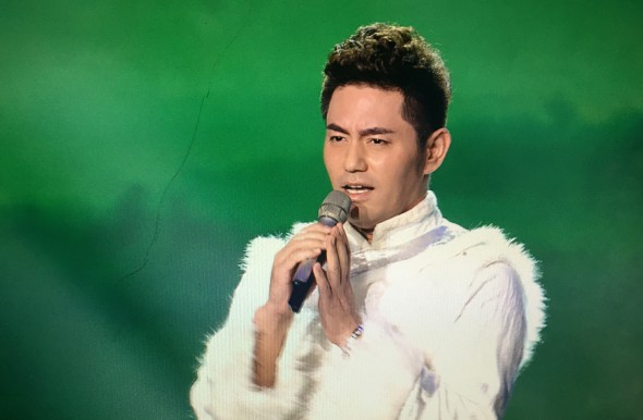 牟凤彬身穿蒙古服饰