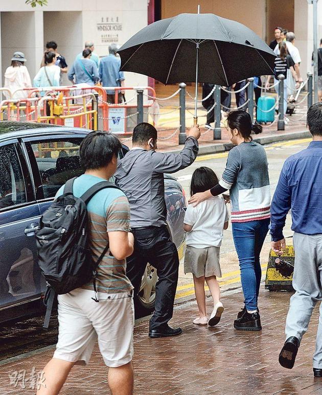 甘比携女刘秀桦购物 节俭只去连锁百货店|刘秀