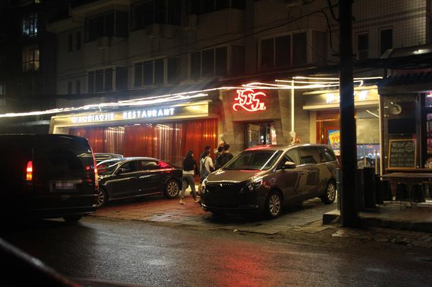 郑恺团队进火锅店