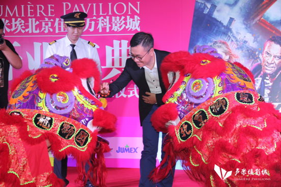 卢米埃影业广告总监吴毅松先生为舞狮点睛
