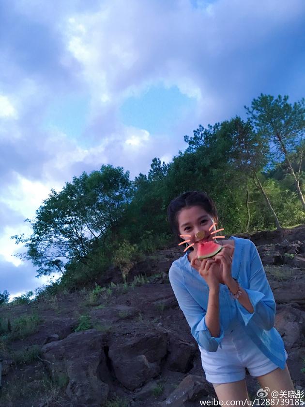 关晓彤卖萌吃西瓜