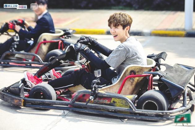 帅一脸!运动Boy鹿晗解锁赛车漂移新技能|鹿晗