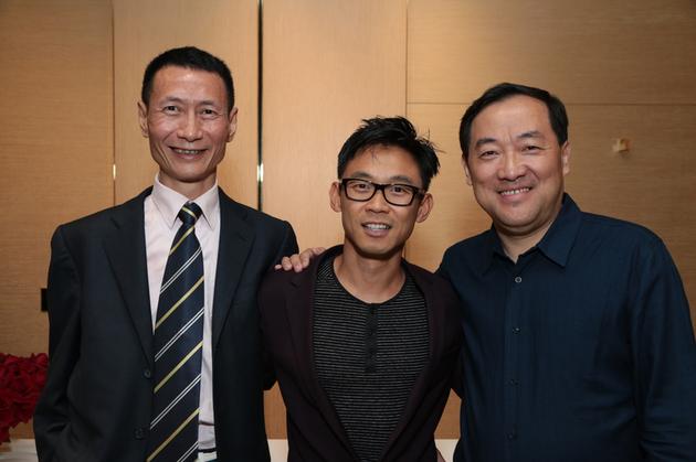 星光源影视董事长颜旭、阿里影业CEO张强与温子仁导演合影