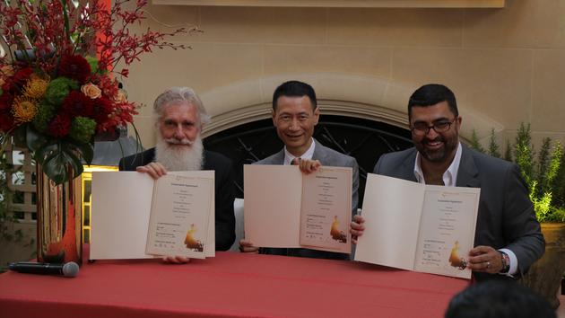 《权力的游戏》制片人克里斯托弗·纽曼、星光源影视董事长颜旭与独立制作人K.Jam签约合影