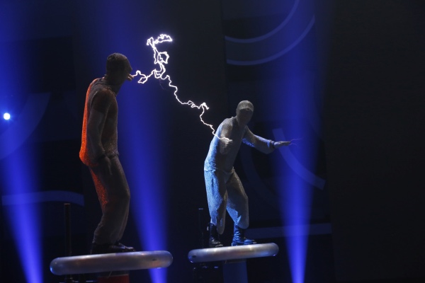 炫目“闪电”场面惊险刺激，引发观众欢呼