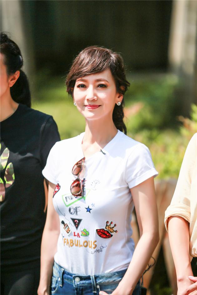 赵雅芝学四川话对话大熊猫