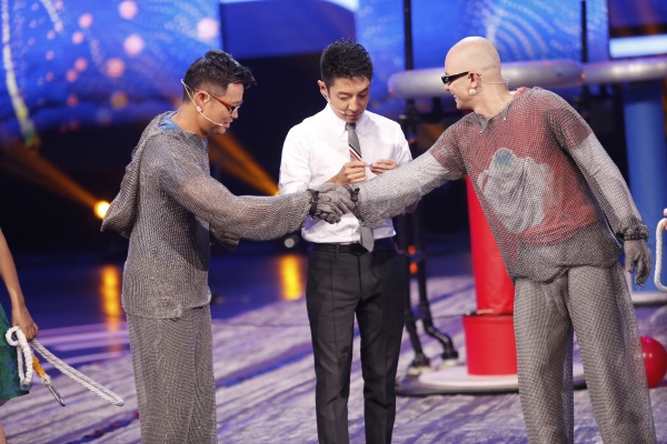 王迅、平安穿上特制防护服化身“闪电侠”