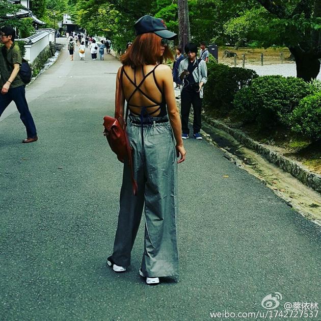 露美背皮肤黝黑 网友:晒成黑珍珠|蔡依林|微博|