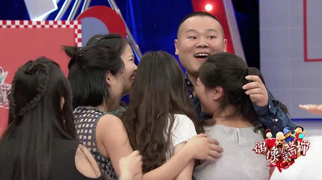 岳云鹏被疯狂女粉丝熊抱偷亲 