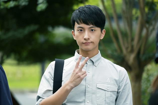 牛骏峰公益直播秀歌喉 自叹不如杨洋帅|牛峻峰