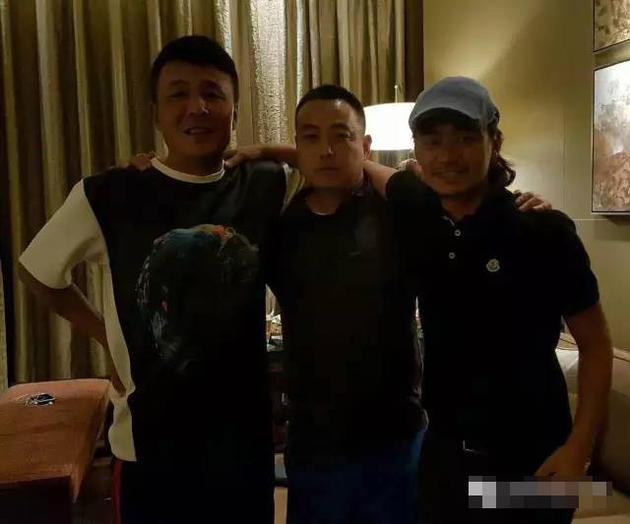 离婚事件后,王宝强于近日与国乒主帅刘国梁等人的合影。 (图片来源:王宝强友人)