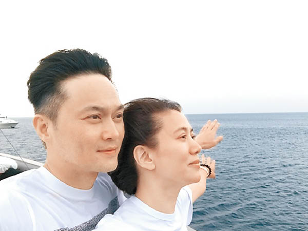 张智霖和袁咏仪摆出乘船必模仿的“You jump!I jump!”姿势,十分浪漫。