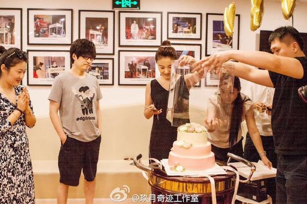 王小玮现身惊喜生日趴 与小海搭档展默契