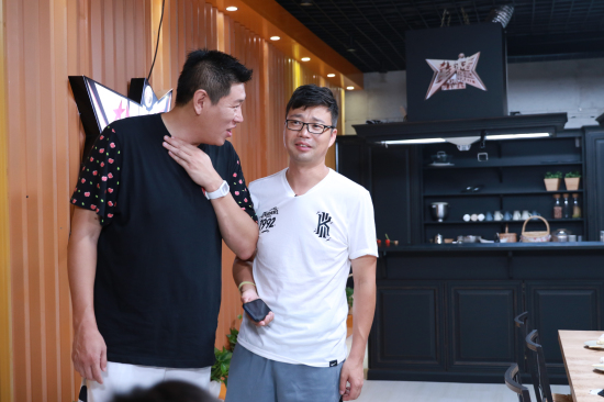 王迅与教练聊天