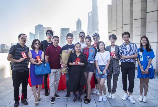 《一粒红尘》开机 女杨洋短发攻气十足