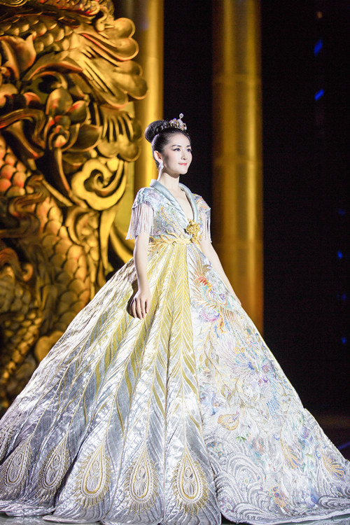 谢娜华丽再战T台秀 抗压变身全能偶像_内地明