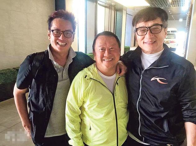 谭咏麟合影成龙曾志伟 互搭肩膀笑容满脸|谭咏