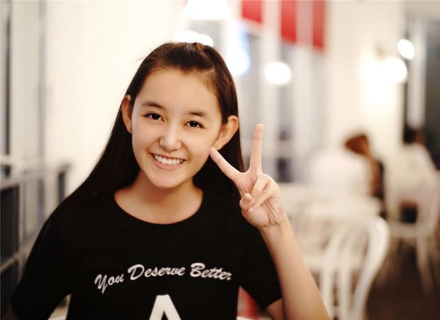 蒋依依比剪刀手