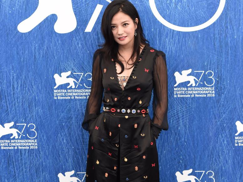 赵薇深V惊艳亮相起色超级好