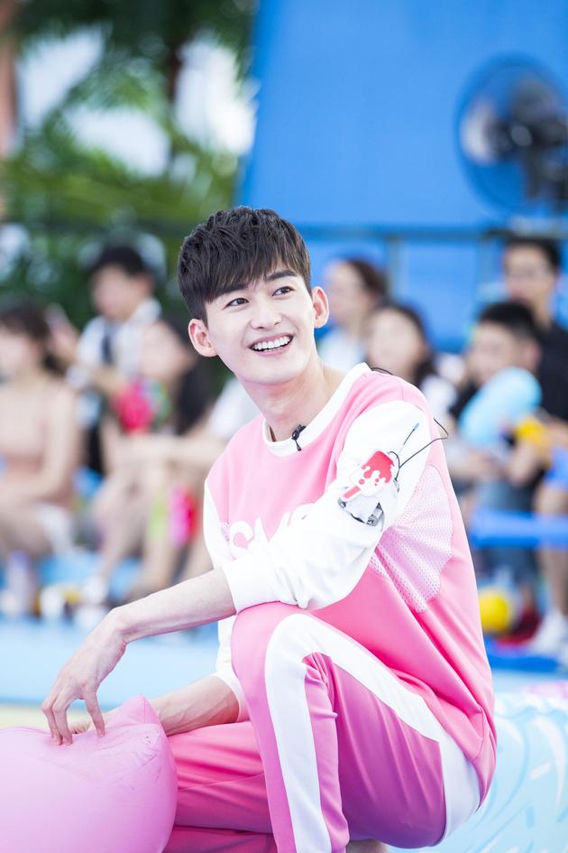 《甜心》张翰变身捣蛋王 脱鞋挠痒太魔性|张翰