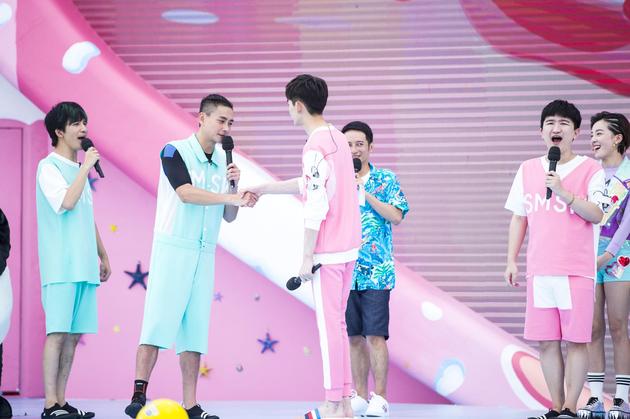 《甜心》张翰变身捣蛋王 脱鞋挠痒太魔性|张翰