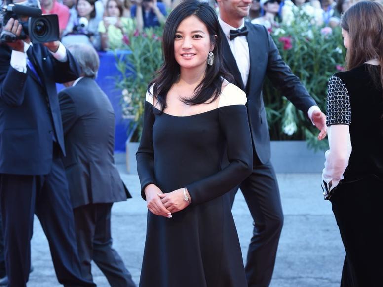 赵薇露肩优雅.张雨绮秀美胸