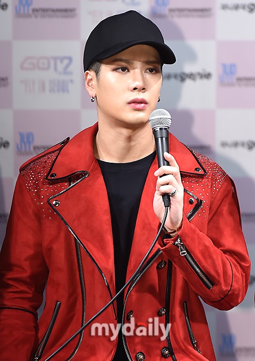 王嘉尔经纪公司JYP谴责追车 将接受治疗|王嘉