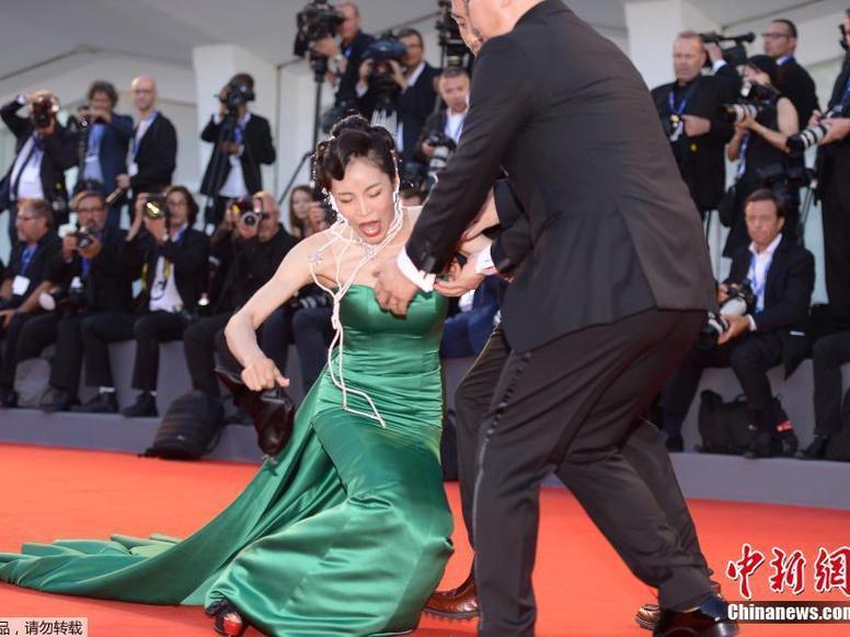 中国女星威尼斯红毯摔倒跪地