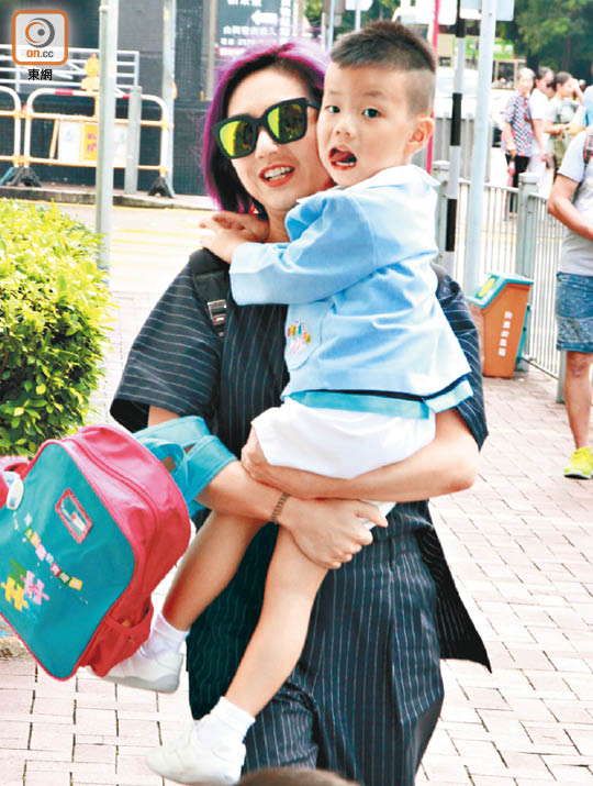 诸葛紫岐与杨千嬅不约而同抱着放学的儿子。