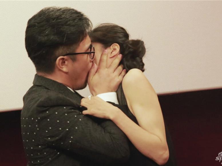 威尼斯摔倒女星与导演激吻