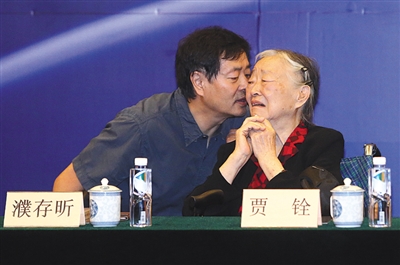 追思会上，苏民遗孀贾铨难以控制地泣不成声，濮存昕安慰母亲