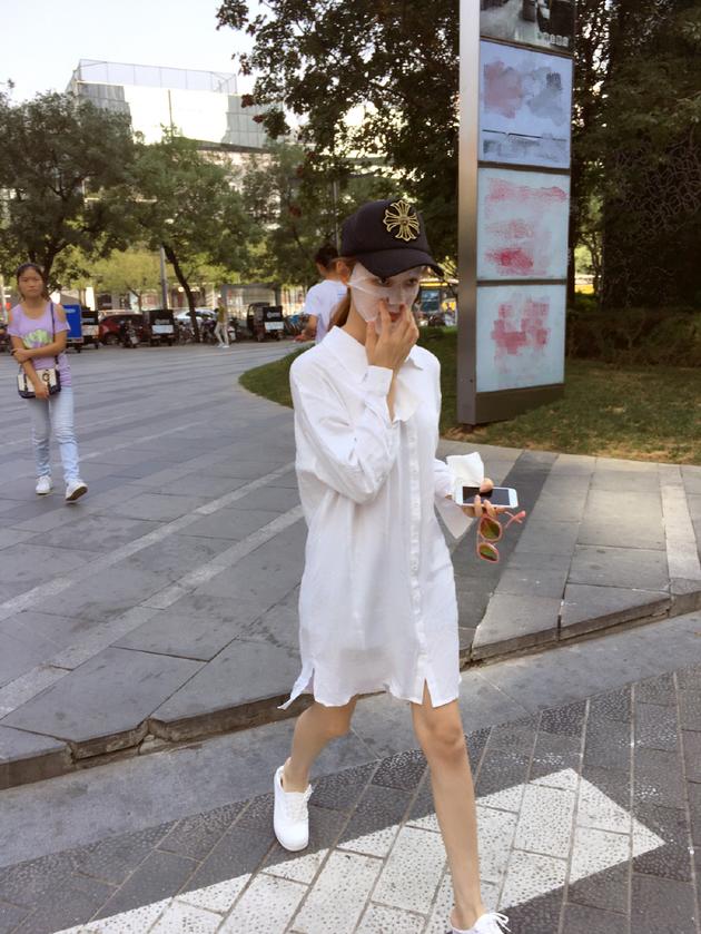 林允敷面膜上街